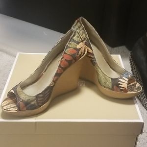 Wedge heel fabric peeptoe shoes.